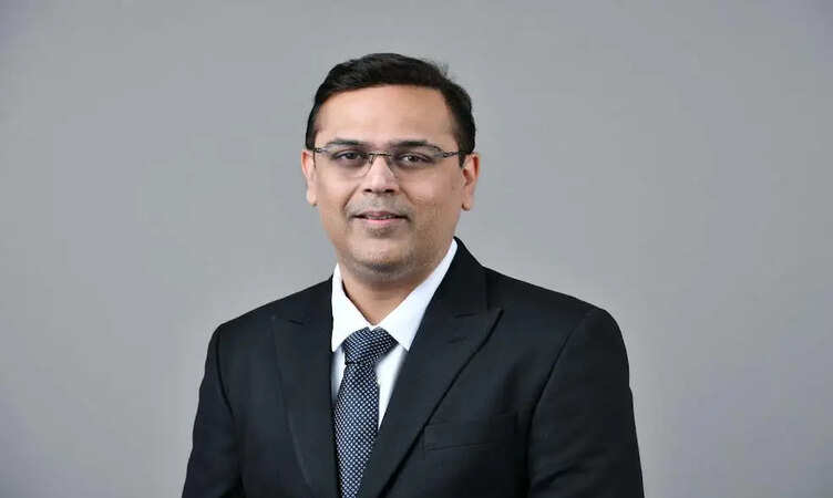 सिर्फ इक्विटी नहीं, डेट और गोल्ड भी जरूरी, संतुलित निवेश से जोखिम संभालने की रणनीति