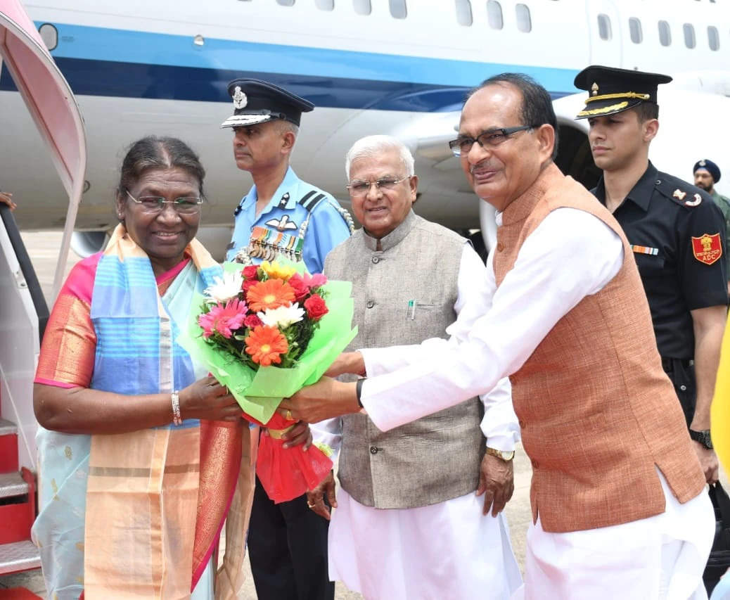 राष्ट्रपति द्रौपदी मुर्मू पहुंची ग्वालियर, सीएम शिवराज, केन्द्रीय मंत्री सिंधिया ने दिखाया जयविलास पैलेस