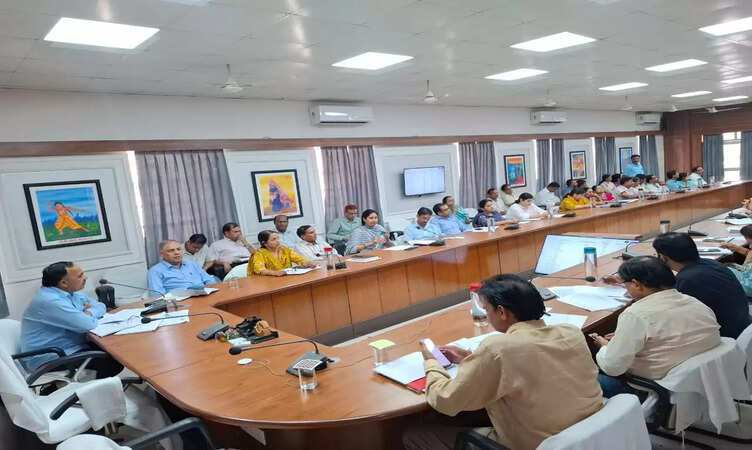 Rajasthan News: सीकर में अतिरिक्त जिला कलक्टर रतन कुमार ने लंबित प्रकरणों के शीघ्र निस्तारण के दिए निर्देश 