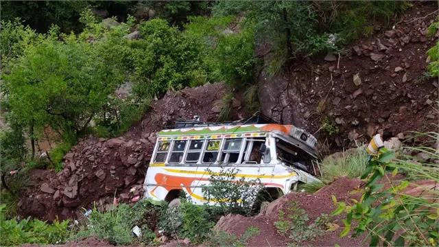 JK News: राजौरी में मिनी बस खाई में गिरी, 3 यात्रियों की मौत,15 अन्य यात्री घायल
