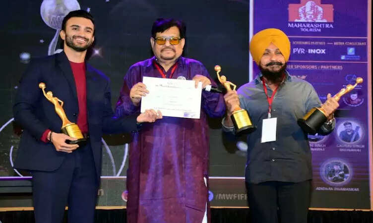 मुंबई के मुक्ति ऑडिटोरियम&nbsp;में 8वें मूनव्हाइट फिल्म्स इंटरनेशनल फिल्म फेस्टिवल का भव्य अवार्ड समारोह संपन्न