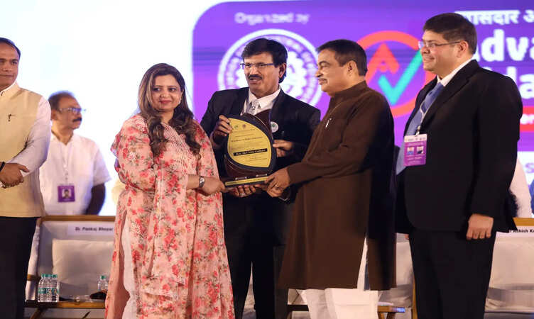 Dr. Akshay Jain was honored by Union Minister Nitin Gadkari as "Leader in Aesthetic Medicine and Skill Development" at Advantage Vidarbha 2026