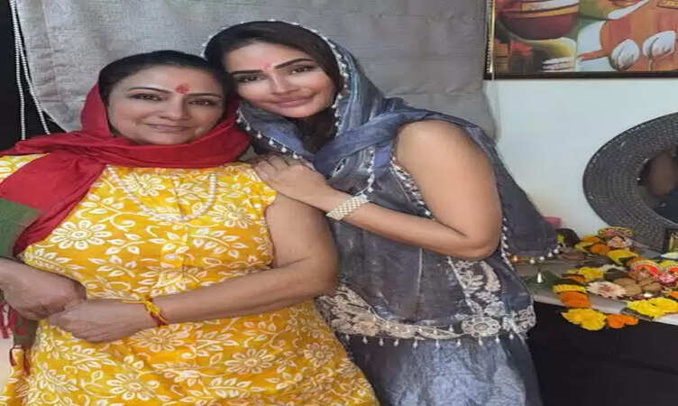 अभिनेत्री अलंकृता सहाय की दिवाली बनी यादगार, माँ के सरप्राइज़ आगमन ने किया दिल खुश