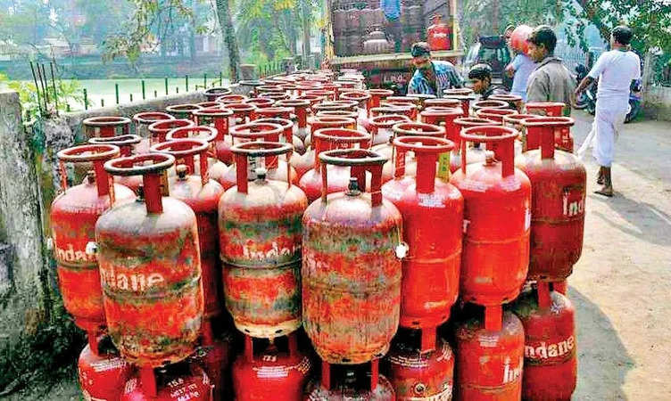 जनता को लगा महंगाई का झटका, महीने के पहले ही दिन देश में बढ़े LPG सिलेंडर के दाम