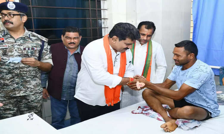 डिप्टी सीएम&nbsp;शर्मा ने मेडिकल कॉलेज हॉस्पिटल पहुंच आईडी ब्लास्ट में घायल ग्रामीण और भालू के हमले में घायल जवान से भेंटकर पूछा&nbsp;हाल