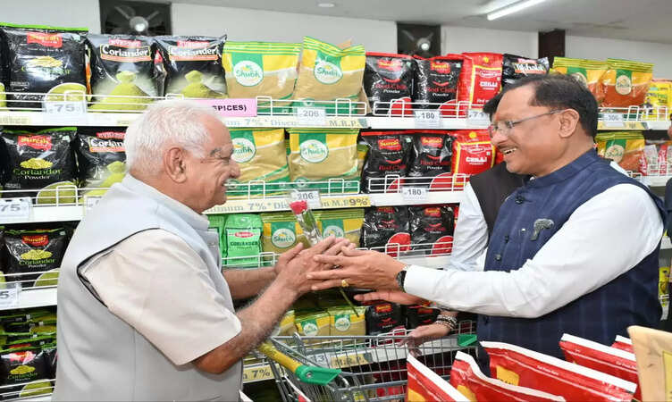 CM विष्णु देव साय ने 'शुभम के मार्ट' में की खरीदारी, GST बचत का लाभ जांचने पहुंचे आम जनता के बीच