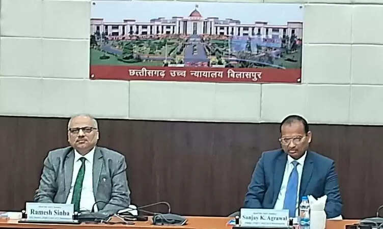 छत्तीसगढ़ उच्च न्यायालय के मुख्य न्यायाधीश सिन्हा ने&nbsp;खरसिया में वरिष्ठ व्यवहार न्यायालय और रायगढ़ में डिजिटल कंप्यूटर कक्ष का किया लोकार्पण