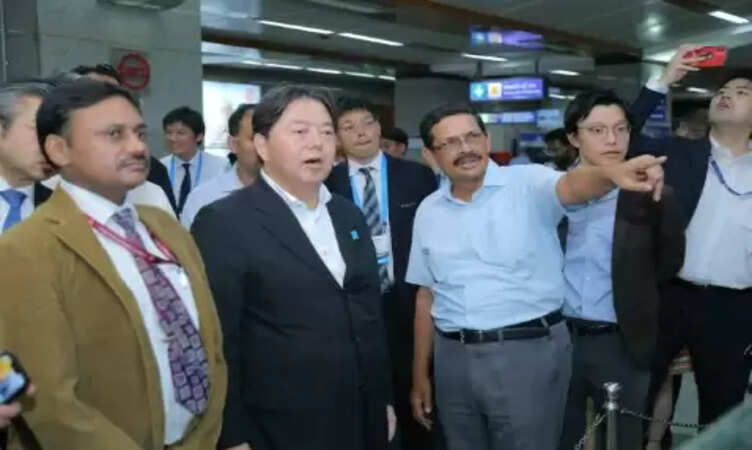 जापान के विदेश मंत्री योशिमासा हयाशी ने की दिल्ली मेट्रो की यात्रा