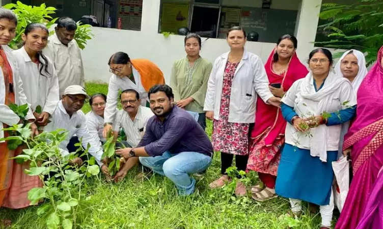 स्वास्थ्य केंद्र मुकुंदपुर में बीएमओ अमरपाटन ने किया वृक्षारोपण; “एक पेड़ माँ के नाम अभियान” के तहत 