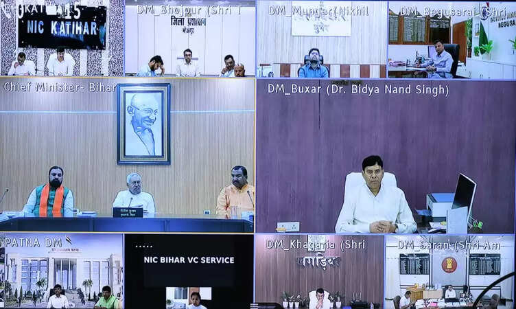 मुख्यमंत्री नीतीश कुमार ने बाढ़ प्रभावित क्षेत्रों में किये जा रहे राहत एवं बचाव कार्यों की समीक्षा की, अधिकारियों को दिये सख्त निर्देश