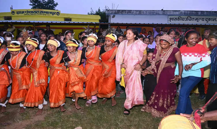 CG News: महिला एवं बाल विकास मंत्री लक्ष्मी राजवाड़े&nbsp;संबलपुर में करमा तिहार उत्सव में हुईं शामिल&nbsp;