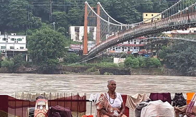 Rishikesh Ram Jhula bridge: राम झूला पुल पर मंडराया खतरा, लैंडस्लाइड के चलते पुश्ता बहा, आवागमन रोका गया