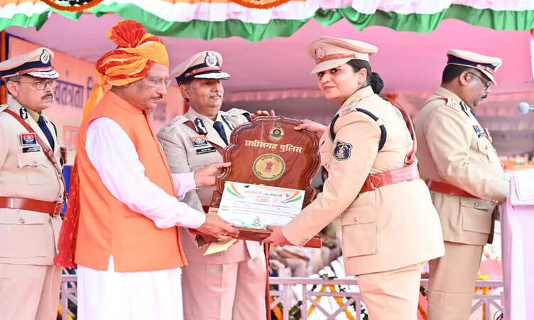 Independence Day Celebration:&nbsp;सीएम विष्णु देव साय ने&nbsp;35 पुलिस अधिकारियों एवं जवानों को पुलिस पदकों से किया सम्मानित