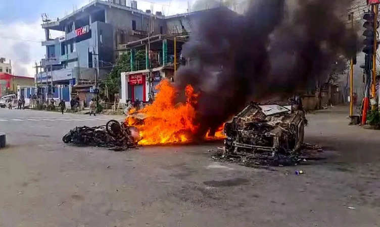 Manipur Violence: मणिपुर में सोते वक्त बाप-बेटे समेत 3 को मारी गोली, फिर तलवार से किया हमला 