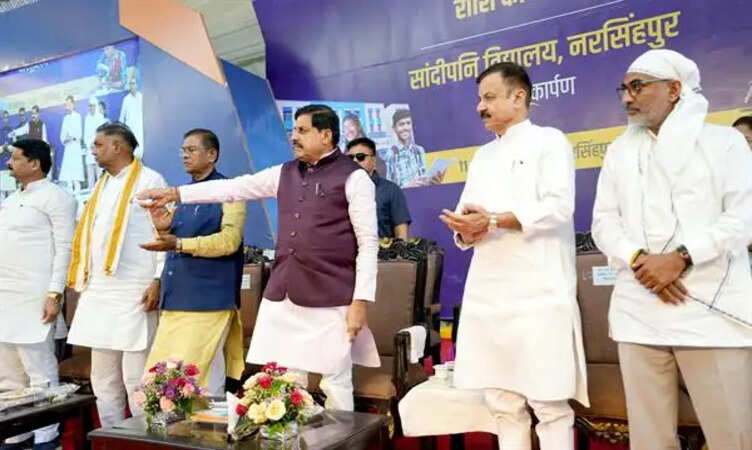 CM मोहन यादव ने&nbsp;42.52 करोड़ से नवनिर्मित सांदीपनि विद्यालय का किया लोकार्पण, 15 नई बसों का किया शुभारंभ