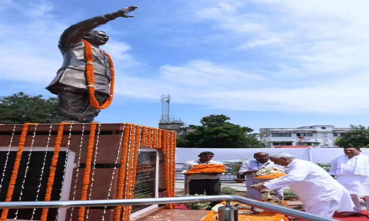 राज्यपाल और सीएम नीतीश&nbsp;ने पूर्व प्रधानमंत्री स्व० अटल बिहारी वाजपेयी जी को&nbsp;माल्यार्पण कर&nbsp;श्रद्धांजलि अर्पित की।