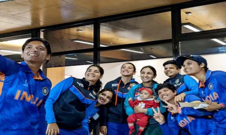 पाकिस्तान पर मिली जीत के बाद दिखा खूबसूरत नजारा, कप्तान बिस्माह मारूफ की बेटी के साथ खेलती दिखी टीम इंडिया, देखे VIDEO