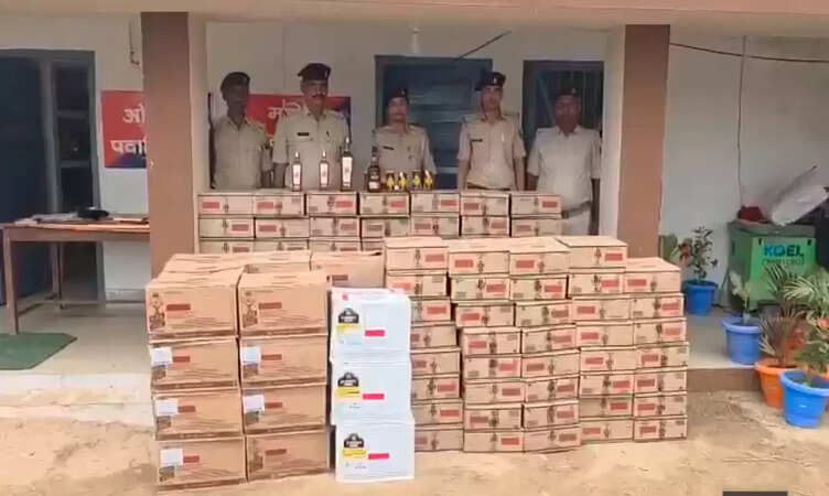 Bihar News: बेतिया पुलिस की चुनाव से पहले बड़ी कार्रवाई: गौनाहा में 1128 लीटर विदेशी शराब बरामद, एक व्यक्ति गिरफ्तार