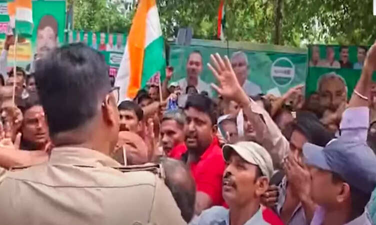 पटना में&nbsp;परिचारी संघ के लोगों ने जदयू कार्यालय का&nbsp;किया&nbsp;घेराव,&nbsp;गेट तोड़कर अंदर घुसने की कोशिश की, पुलिस ने किया लाठी चार्ज