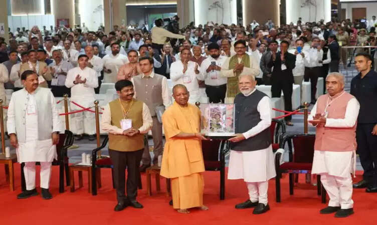 PM नरेंद्र मोदी ने ग्रेटर नोएडा में UP इंटरनेशनल ट्रेड शो का किया उद्घाटन, बोले - GST रिफॉर्म से हर परिवार को फायदा