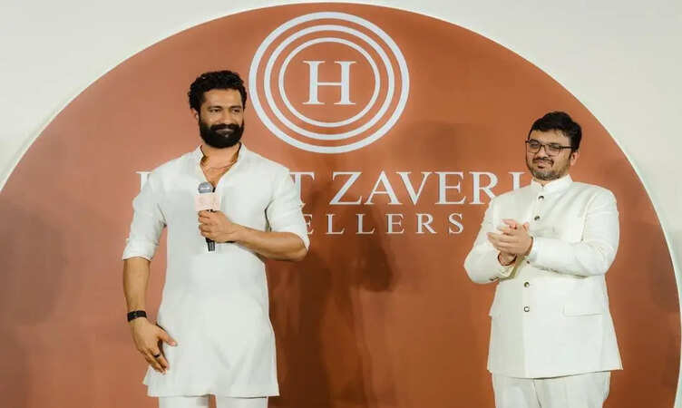 Vicky Kaushal at Harit Zaveri Jewellers in Surat