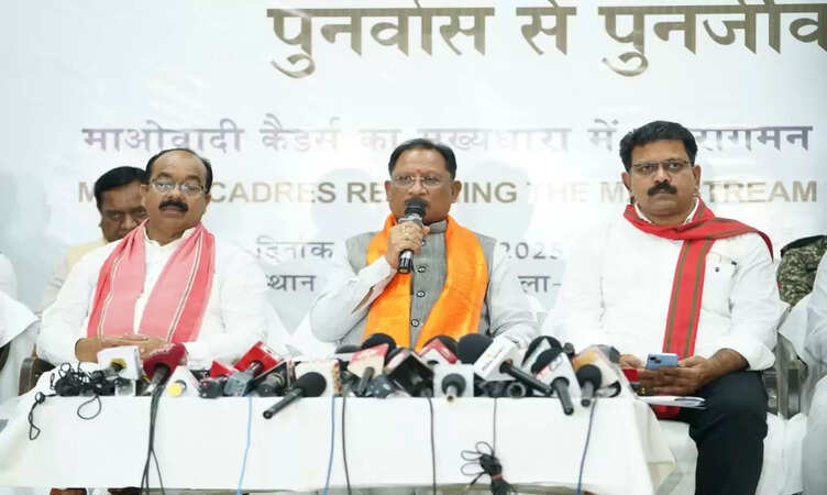 CG News: बस्तर में नक्सल उन्मूलन की दिशा में ऐतिहासिक दिन, बंदूक छोड़ संविधान अपनाने वालों का स्वागत- सीएम विष्णु देव साय