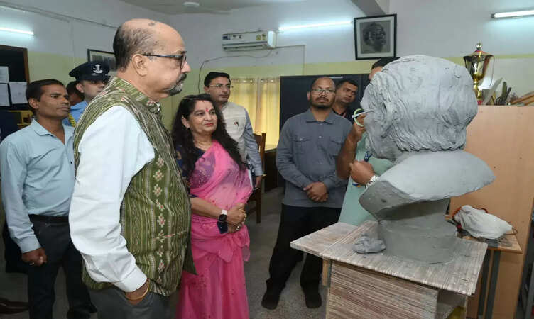 खैरागढ़ विश्वविद्यालय में प्रसिद्ध साहित्यकार रघुनाथ चौधरी की कांस्य प्रतिमा का निर्माण,&nbsp;राज्यपाल ने&nbsp;प्रतिमा का किया अवलोकन