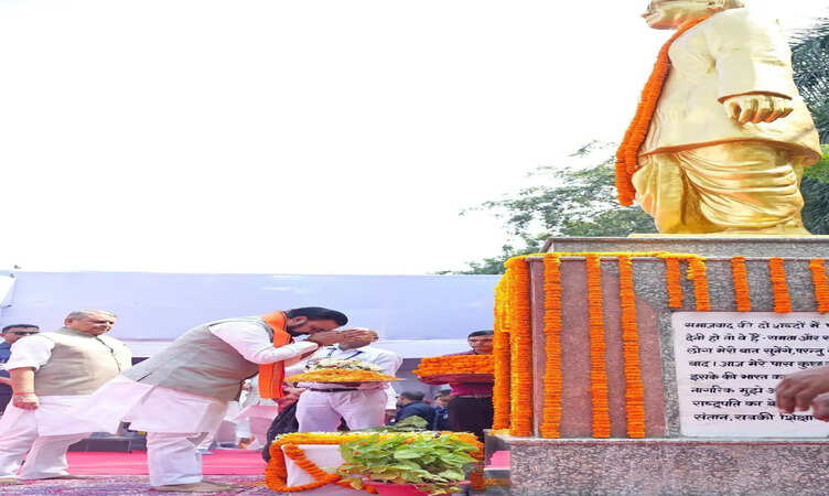 CM सम्राट चौधरी ने डॉ. राम मनोहर लोहिया की पुण्यतिथि पर प्रतिमा पर माल्यार्पण कर दी भावभीनी श्रद्धांजलि