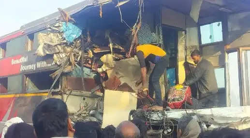 UP News: यूपी के बहराइच में हुआ बड़ा हादसा ट्रक से टकराई बस, 3 की मौत, कई घायल