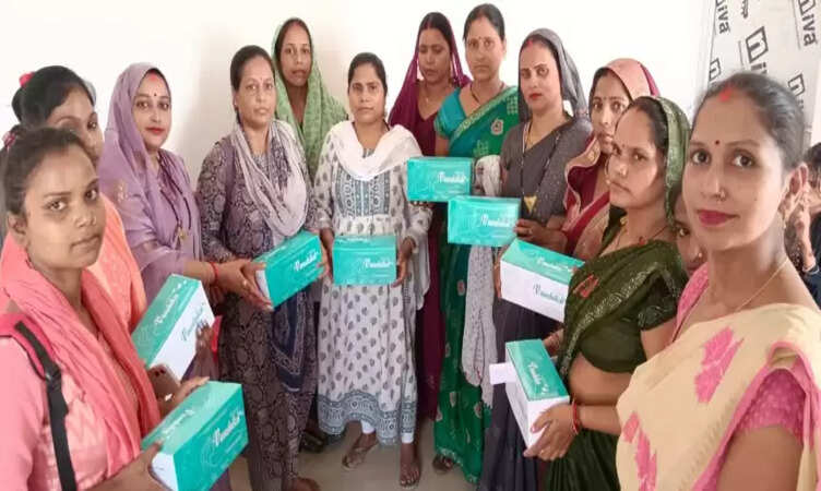 UP News: सीएम योगी के मिशन शक्ति अभियान से प्रेरित होकर भदोही की नीलम गुप्ता: सस्ती सैनिटरी पैड बना ग्रामीण महिलाओं की मसीहा बनीं