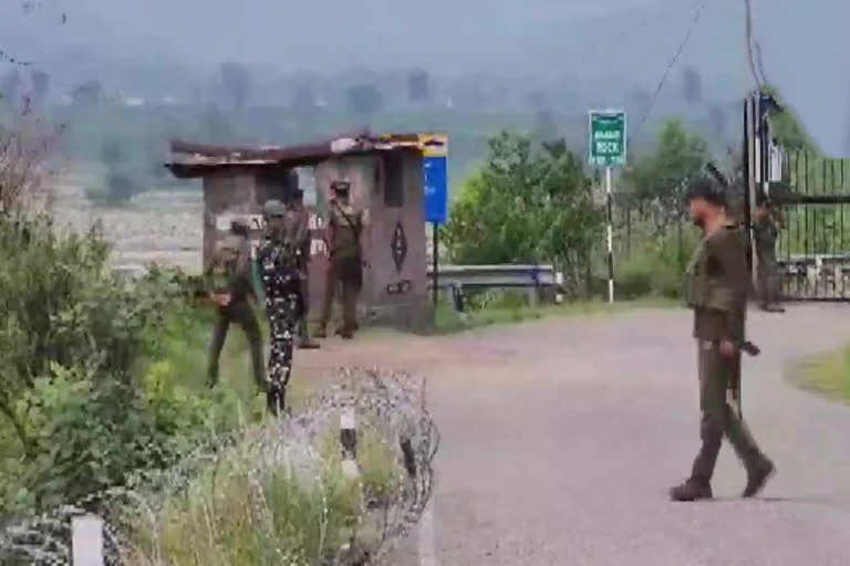 Jammu-Kashmir: पुंछ में एलओसी के पास आतंकवादियों के साथ मुठभेड़ में जवान घायल, सर्च ऑपरेशन जारी