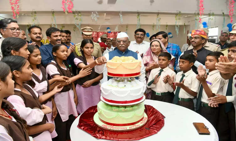 राज्यपाल बागडे ने आदिवासी लोगों के साथ मिल मनाया&nbsp;अपना&nbsp;जन्म दिन, बच्चों को सुनाई प्रेरक कहानियां&nbsp;