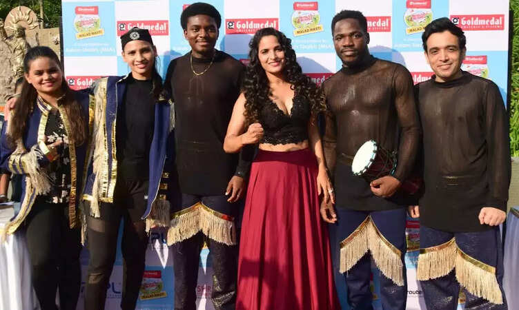 बेरहम बारिश से टूटी देश के कई&nbsp;किसानों की उम्मीदें, मुंबई के मलाड से संवेदनशील मदद की अनोखी पहल