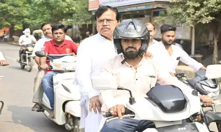 MP News: ऊर्जा मंत्री तोमर ने ई-स्कूटी से किया सीवर सफाई और कचरा प्रबंधन का निरीक्षण, लापरवाही पर जताई नाराजगी