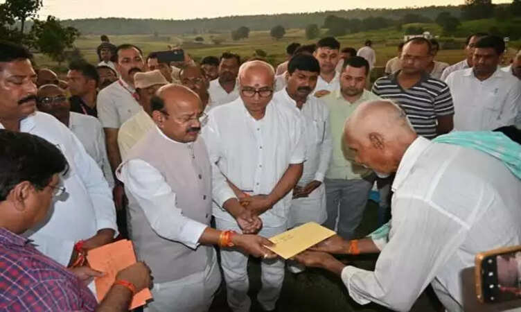 MP News: प्रभारी मंत्री दिलीप जायसवाल ने सीधी सड़क दुर्घटना&nbsp;पीड़ितों से की मुलाकात, शोक संवेदना व्यक्त की