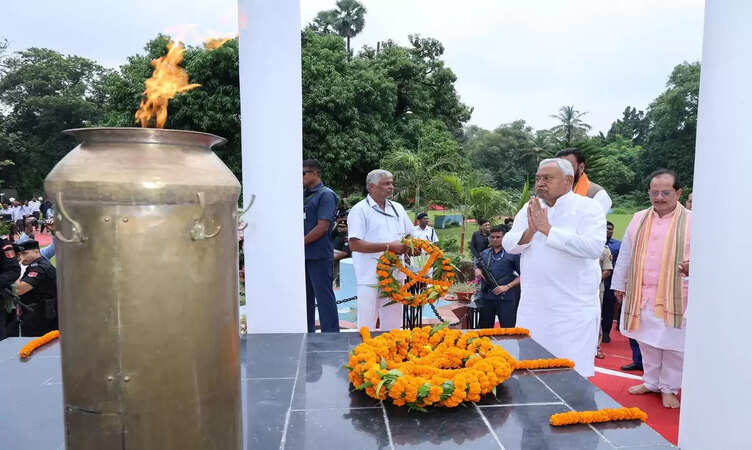 Bihar News: शहीद दिवस पर सीएम नीतीश कुमार&nbsp;एवं राज्यपाल खान ने स्वतंत्रता सेनानियों को दी श्रद्धांजलि