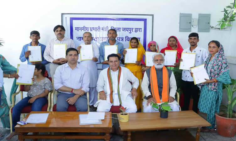 Rajasthan News: खत्म हुआ बरसों का इंतजार, मंत्री&nbsp;जोगाराम पटेल ने 10 पाक विस्थापितों को सौंपे नागरिकता प्रमाण पत्र