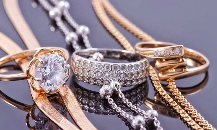 Gold- Silver  के भाव में आज फिर रही गिरावट