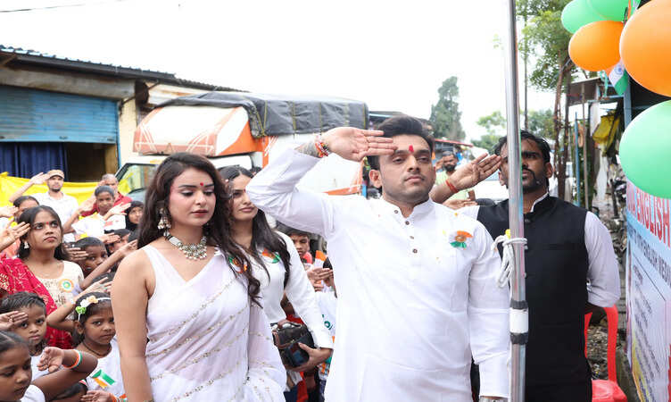&lsquo;Rising Sensation&rsquo; शैलेश ने 25 छात्रों को दी छात्रवृत्ति, नशामुक्त भारत का दिया संदेश