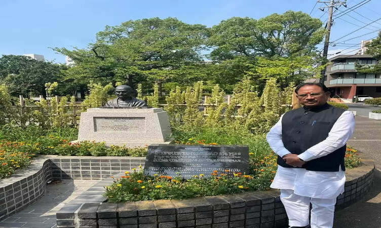 CM साय ने अपने जापान प्रवास के दौरान टोक्यो स्थित &lsquo;लिटिल इंडिया&rsquo; पहुँचकर महात्मा गांधी की प्रतिमा पर पुष्पांजलि अर्पित की और उन्हें नमन किया।