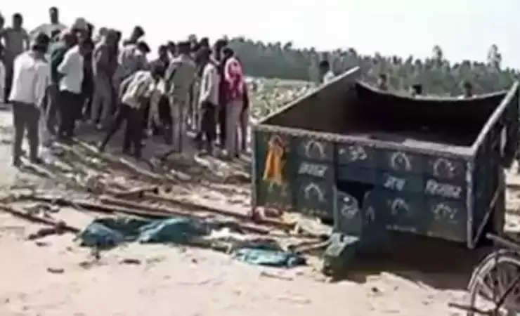 यूपी के शाहजहांपुर में बड़ा हादसा, गर्रा नदी में 40 लोगों से भरी ट्रैक्टर-ट्रॉली गिरी, 6 लोगों की मौत