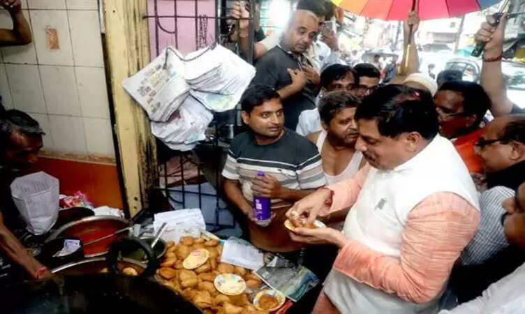CM मोहन यादव ने उज्जैन की प्रसिद्ध श्री सांवरिया कचोरी का लिया स्वाद,&nbsp;सराहना की