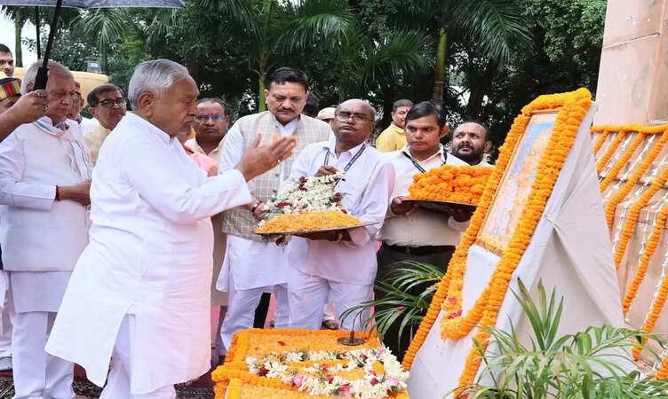 गांधी जयंती पर CM नीतीश&nbsp;ने महात्मा गांधी को दी श्रद्धांजलि, प्रतिमा पर किया माल्यार्पण