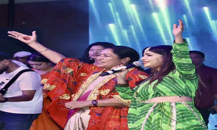 Shibani Kashyap ignited the spirit of womanhood with her scintillating performance of her song 'Jashn-e-Naari' at the Teej festival along with Chief Minister Rekha Gupta.