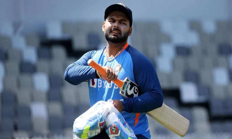Rishabh Pant Car Accident: भारतीय क्रिकेटर ऋषभ पंत&nbsp;का हुआ एक्सीडेंट, डिवाइडर तोड़ दूसरी सड़क पर पलटी कार, हुआ ब्लास्ट