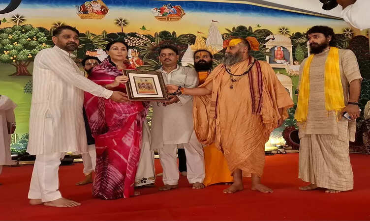 Sikar News: डिप्टी सीएम दीया कुमारी ने रेवासा धाम में किये दर्शन, श्रीमद् भागवत कथा में लिया आशीर्वाद