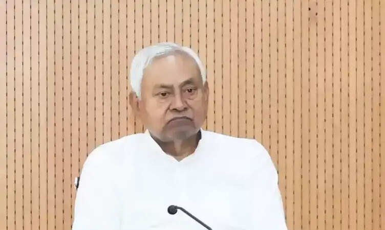 नालंदा में दर्दनाक&nbsp;सड़क दुर्घटना, बैरिकेडिंग तोड़ 20 फीट नीचे गड्ढे में गिरी कार, 3 लोगों की मौत, सीएम&nbsp;नीतीश&nbsp;ने जताया शोक