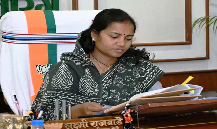 CG News: कैबिनेट मंत्री&nbsp;लक्ष्मी राजवाड़े की मानवीय पहल,&nbsp;घायल को खुद के वाहन से भिजवाया अस्पताल