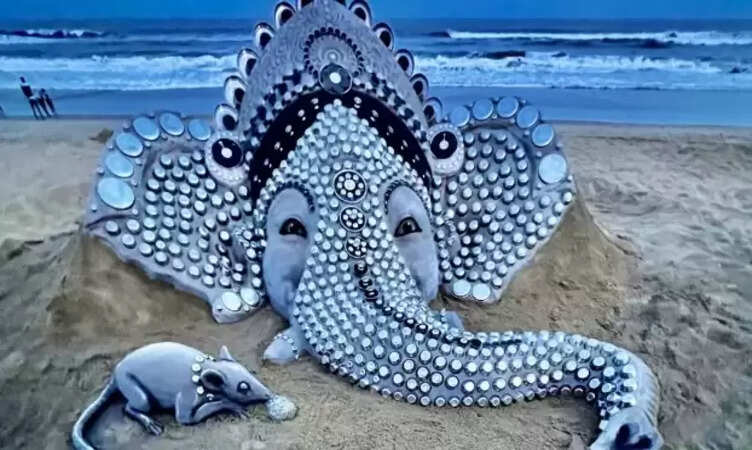Ganesh Chaturthi: गणेश चतुर्थी के अवसर पर सुदर्शन पटनायक ने रेत-स्टील से बनाई भगवान गणेश की कलाकृति, दिया खास संदेश