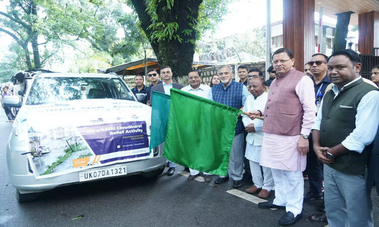 सीएम&nbsp;धामी ने कोटक महिंद्रा बैंक द्वारा धराली में राहत एवं पुनर्वास के लिए भेजी जा रही आपदा राहत सामग्री को किया रवाना।